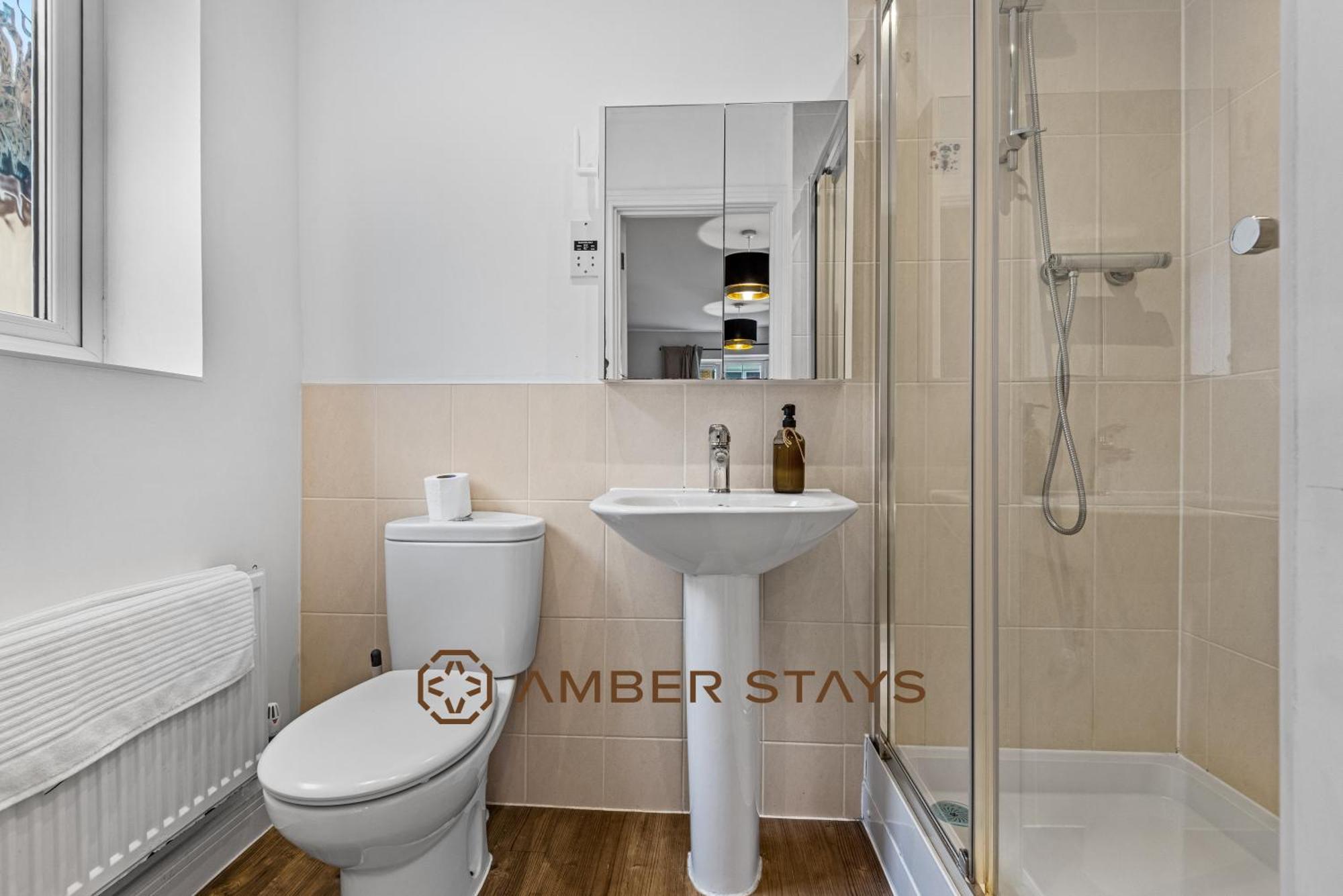 Spacious 5 Bed House In Reading By Amber Stays, Perfect For Business & Contractors, Sleeps 12! Exterior foto